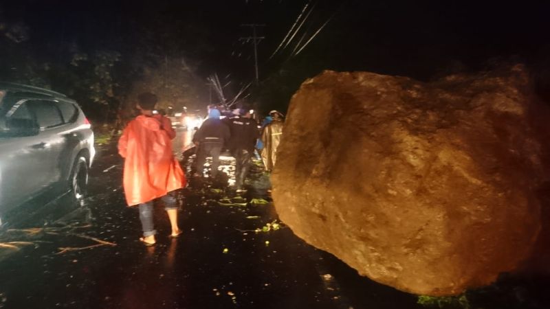 Longsor Batu Timpa Mobil di Padang, Tiga Warga Dilarikan ke Rumah Sakit