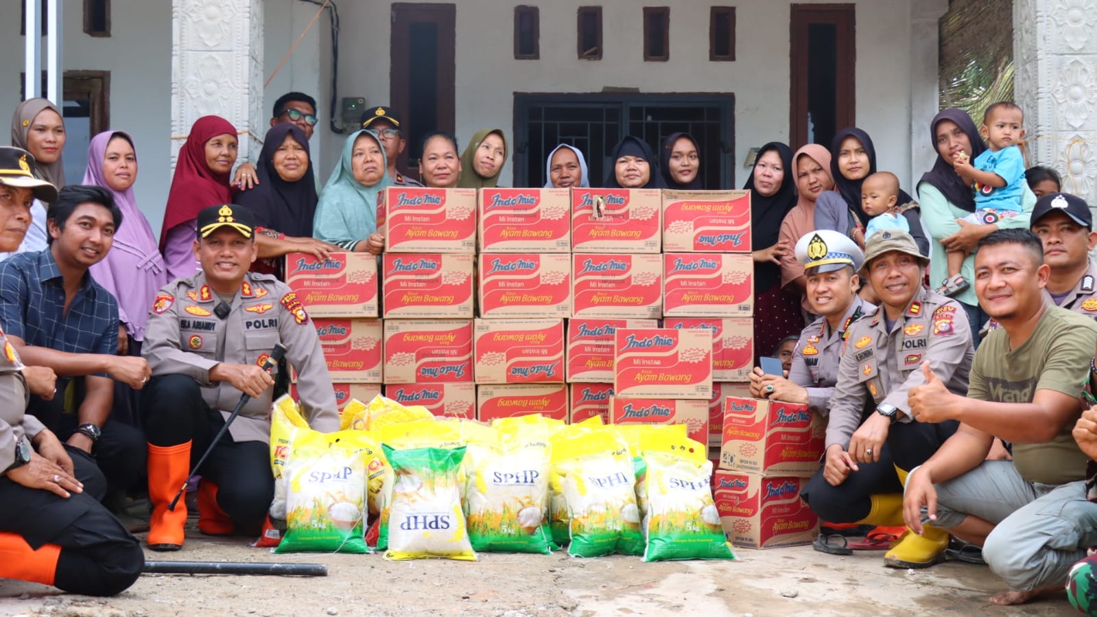 Korban Banjir di Dua Kampung Dapat Bantuan dari Polres Siak