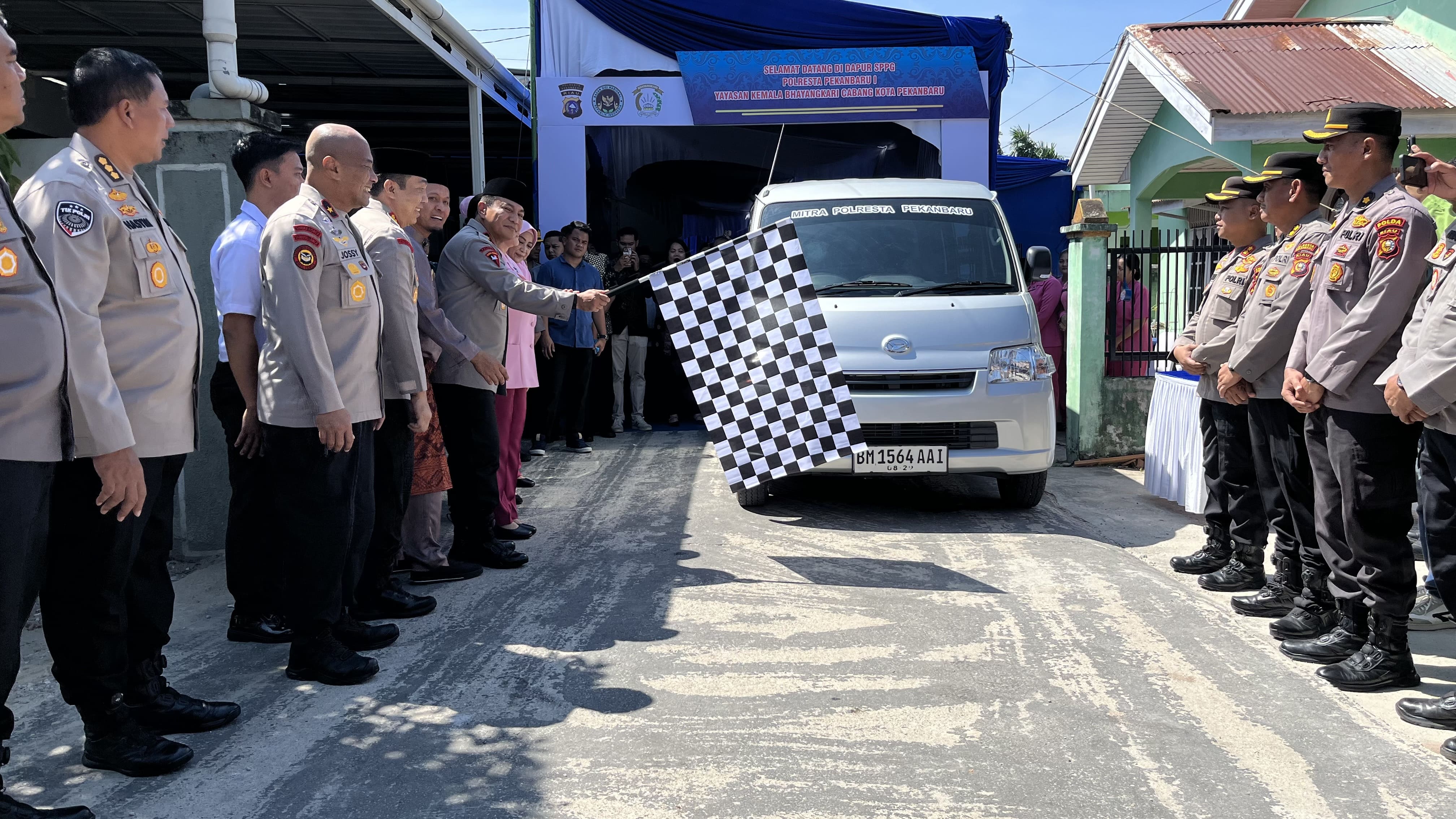 SPPG Polresta Pekanbaru I Diresmikan Kapolda Irjen Herry: Layani 9 Sekolah dan Posyandu