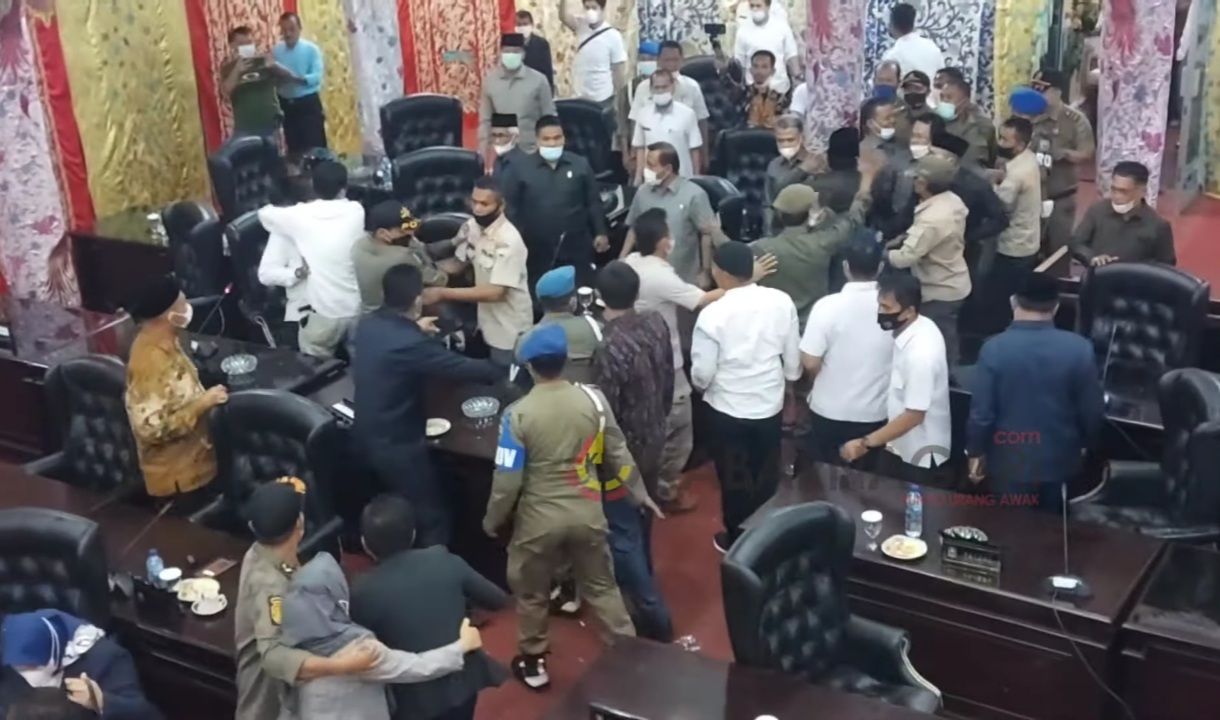 Sidang Paripurna DPRD Solok Ricuh, Dewan Gebrak Meja dan Lempar Asbak hingga Pecah