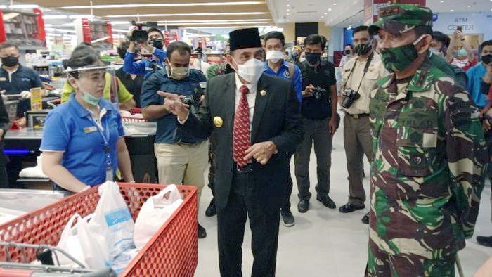 Sambangi Supermarket di Medan, Gubernur Edy Minta Pengunjung Jaga Jarak