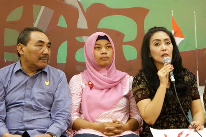 Baiq Nuril Hadir di Komplek Parlemen Senayan
