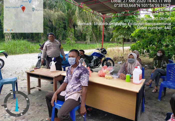 Tim Pengabdian Relawan Unri Bantu Jaga Posko Cegah Tangkal Covid-19 di Banjar Seminai