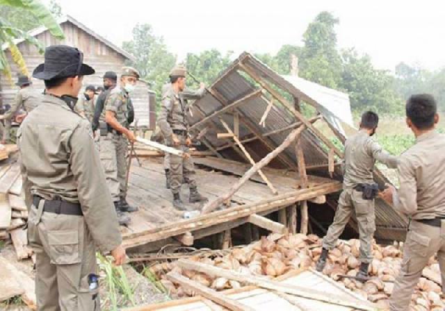 Puluhan Bangunan Liar Diratakan