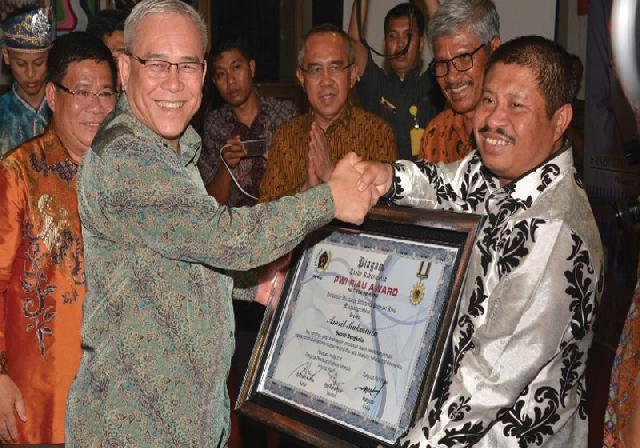 Bupati Terima PWI Riau Award