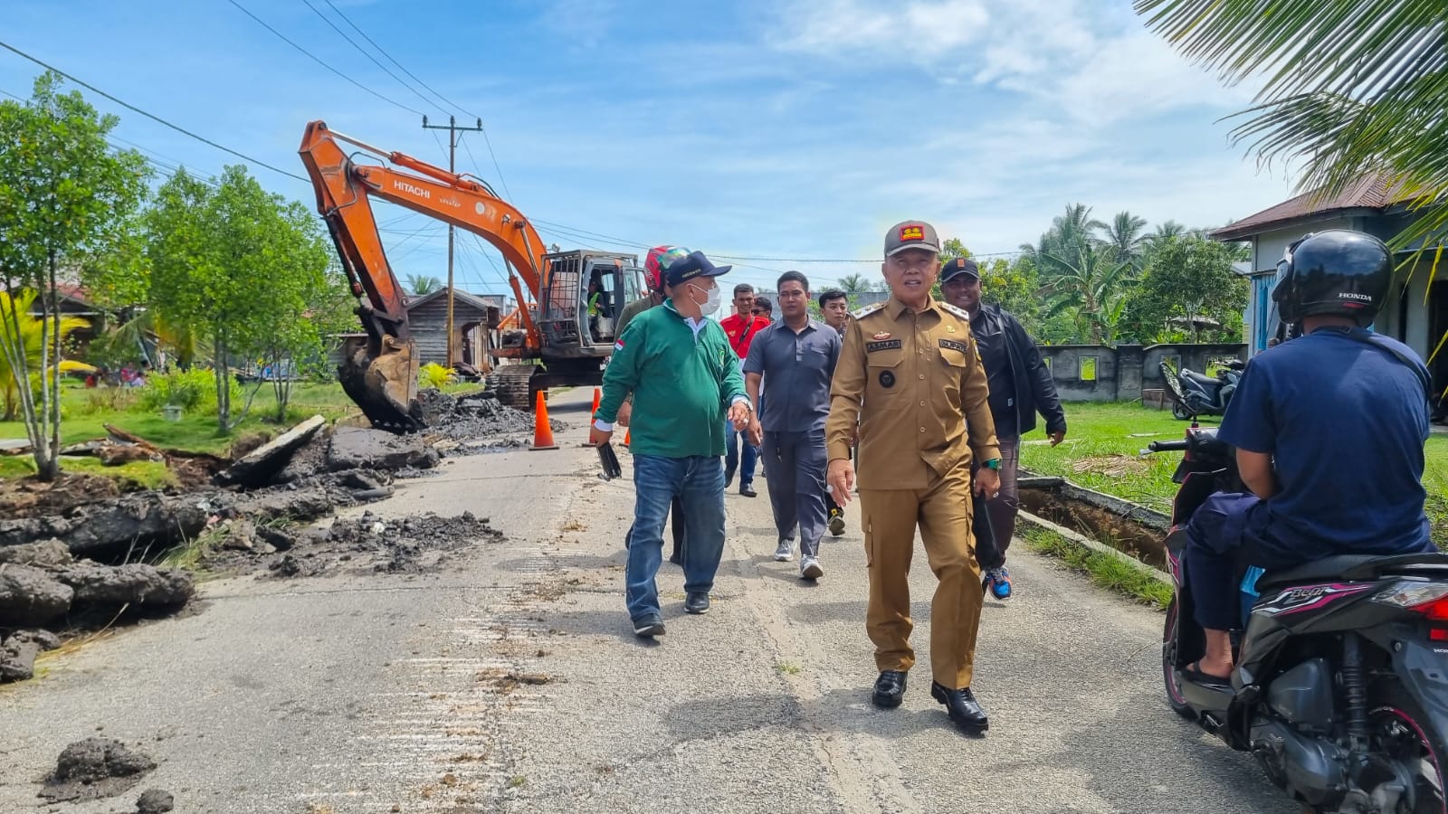 Plt. Bupati Asmar Pantau Jalan dan Jembatan Rusak di Meranti