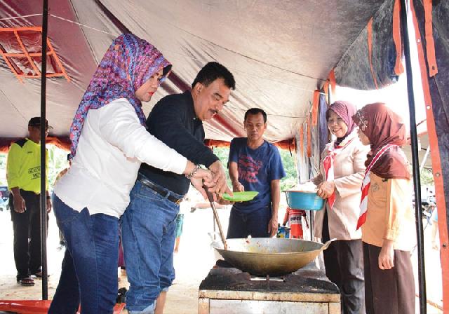 Jefry Masak Makanan untuk Korban Banjir