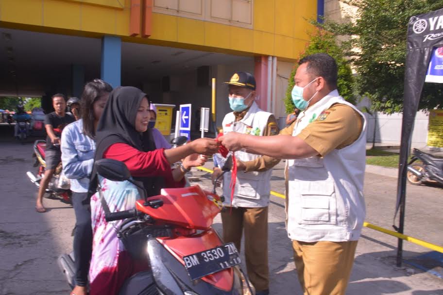 Bupati Kampar Bagi-bagi Masker dan Sembako ke Warga