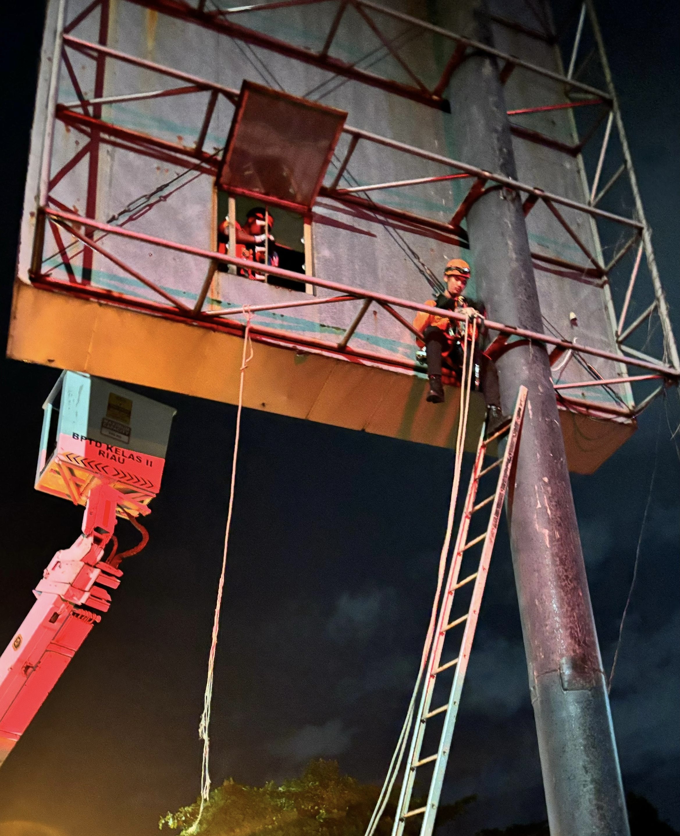Seorang Pria Ditemukan Meninggal Dalam Neon Box