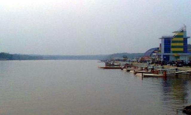 Petani Goro Perbaiki Bendungan Danau Kebun Nopi