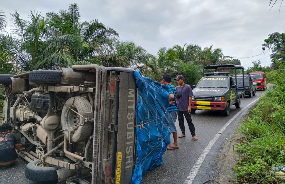 Mobil Pikap Bermuatan Durian Laka di Desa Sako, Polsek Pangean: Tikungan Licin