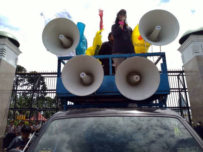 Demo Buruh-Mahasiswa di DPR: Jokowi Terus Tambah Utang, Beri Ilusi ke Rakyat