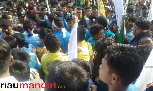 Bakar Ban dan Blokir Jalan Warnai Aksi Unjuk Rasa BEM se-Indonesia di Pekanbaru