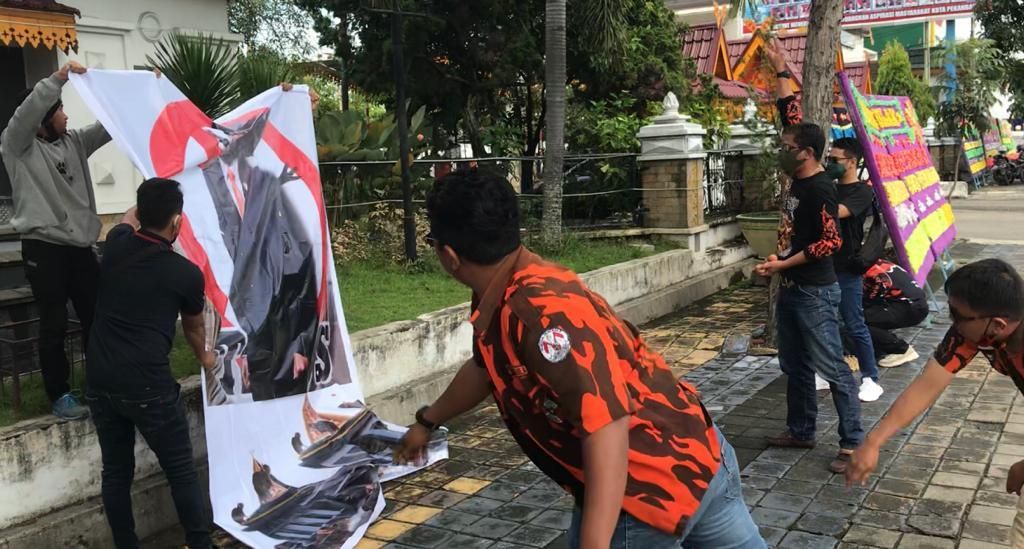 Kisruh! Poster Ketua Baru DPRD Pekanbaru Dilempari Telur