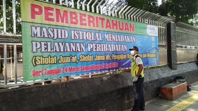 Antisipasi Jamaah Datang, Polisi dan Satpam Berjaga di Masjid Istiqlal Jelang Waktu Salat Jumat