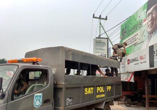 Baliho Cakada Dibongkar Paksa