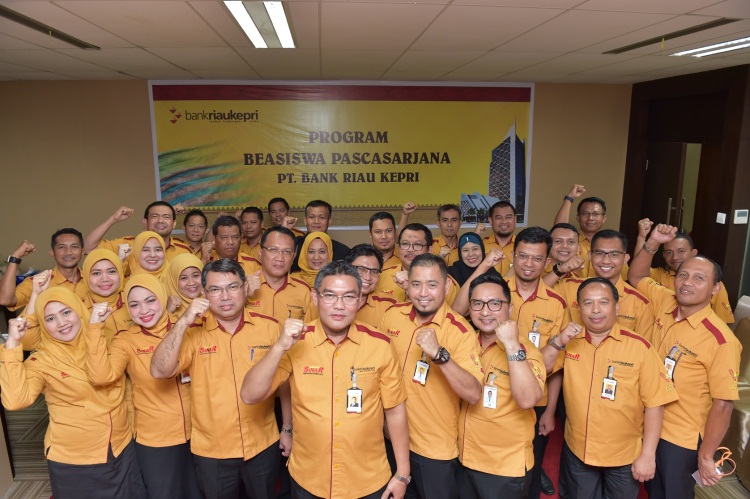 Sembilan Pegawai Bank Riau-Kepri Terima Beasiswa S2 dari Perusahaan