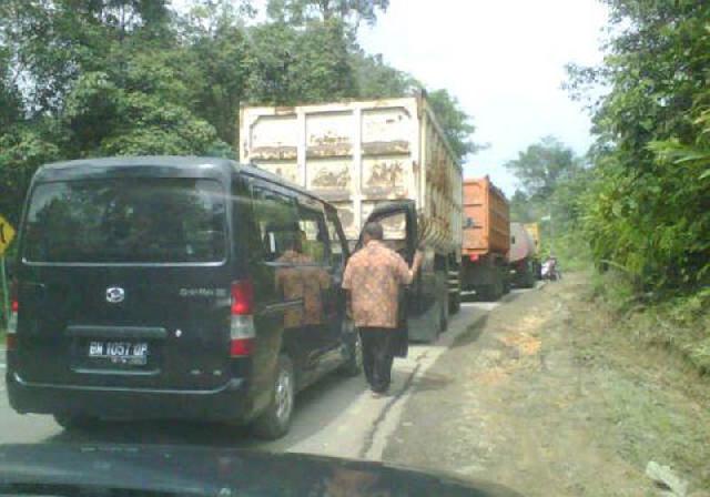 Lebih Baik Bangun Lokal,  Bantu Jembatan dan Jalan Putus