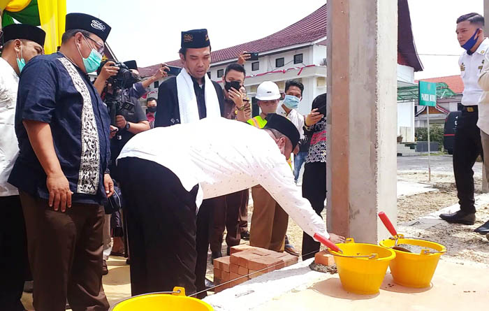 Dihadiri UAS, Kejari Kampar Gelar Peletakan Batu Pertama Pembangunan Masjid