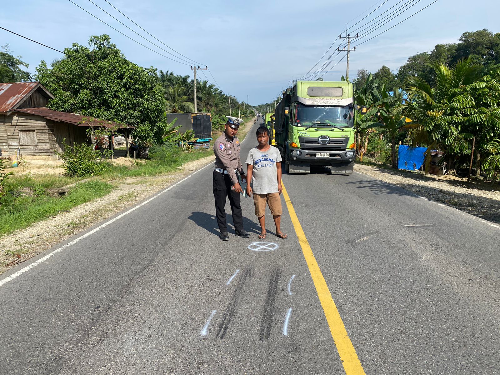 Melebar ke Kanan, Toyota Rush Tabrak Tronton di Jalintim KM100