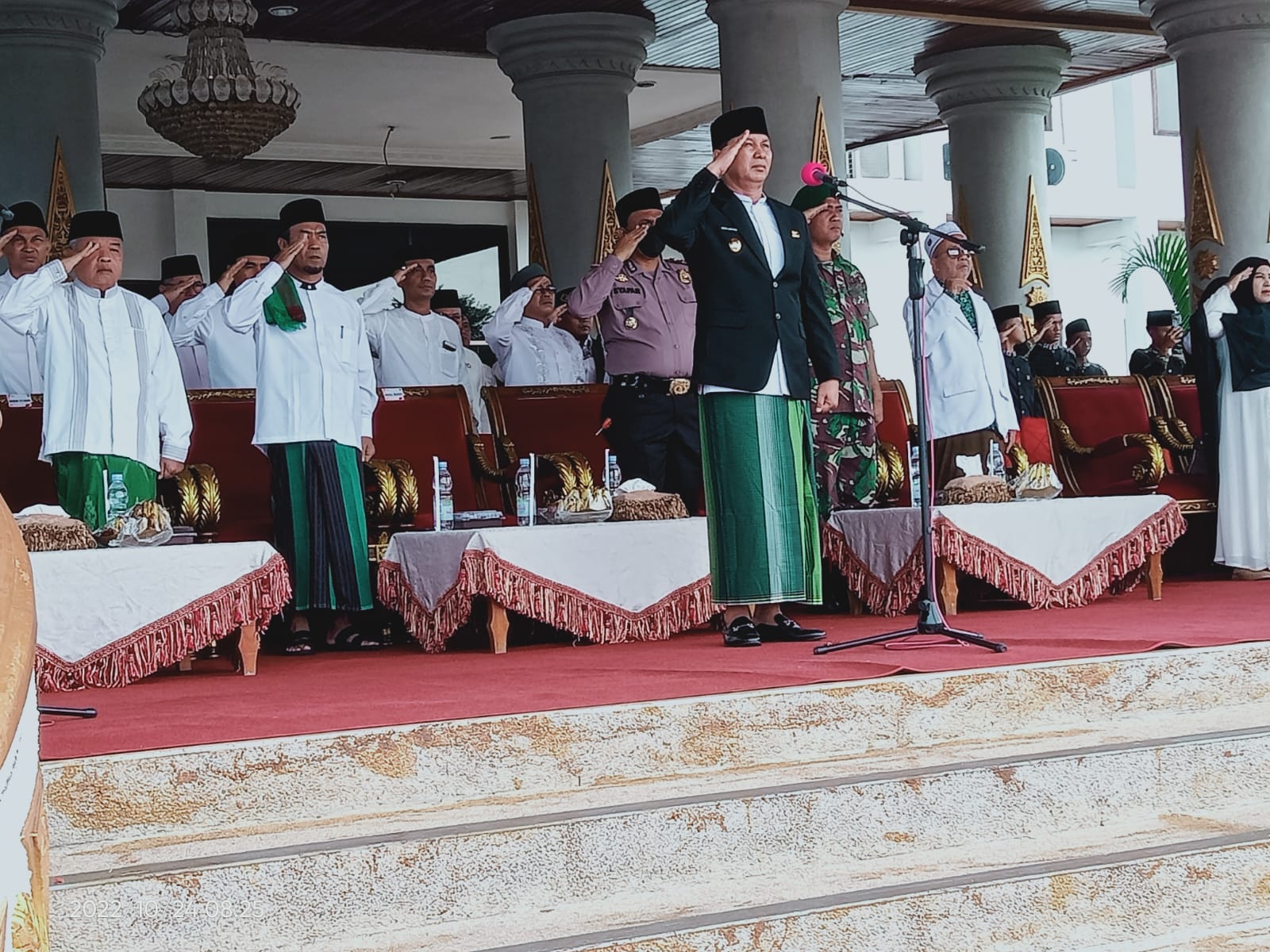 Pakai Kain Sarung, Wabup Rohul Pimpin Apel Peringatan Hari Santri Nasional
