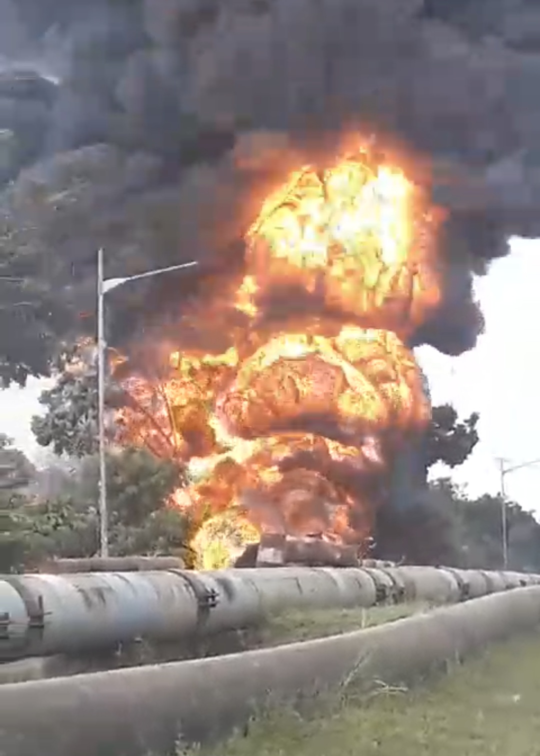 Truk Pengangkut BBM di Dumai Kecelakaan Lalu Meledak Terbakar