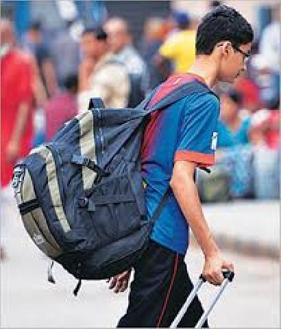 Bahaya Bawa Tas Berat di Pundak