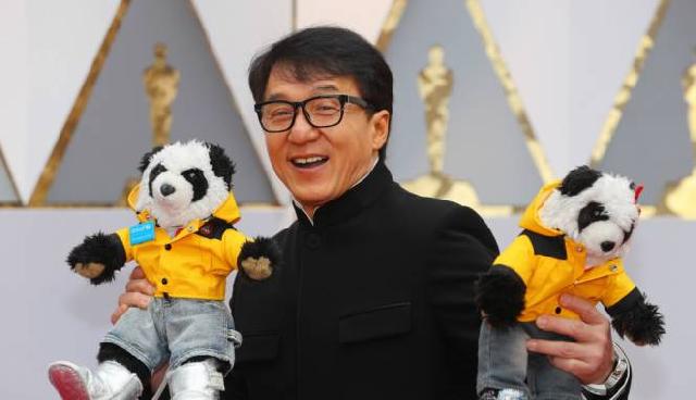 Jackie Chan Bawa Boneka Saat Acara Oscar 2017?