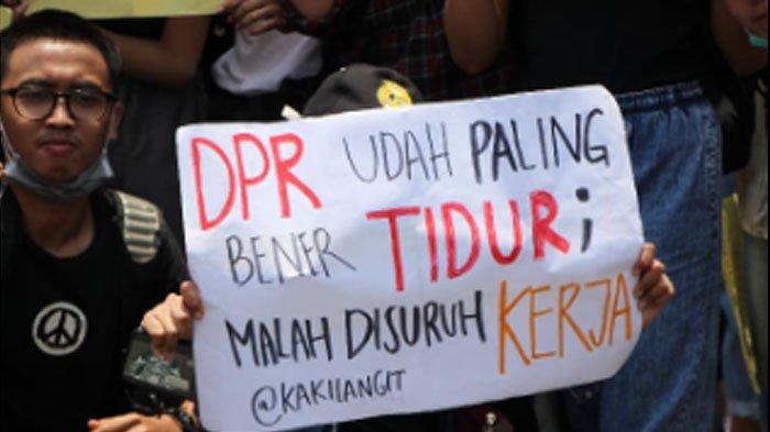 Kumpulan Poster Nyeleneh Mahasiswa Saat Demo Tolak Revisi UU KPK dan RKUHP