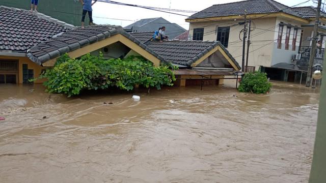 Ngeri! Bayi Usia 14 Hari Terjebak Banjir Jakarta Setinggi 3 Meter