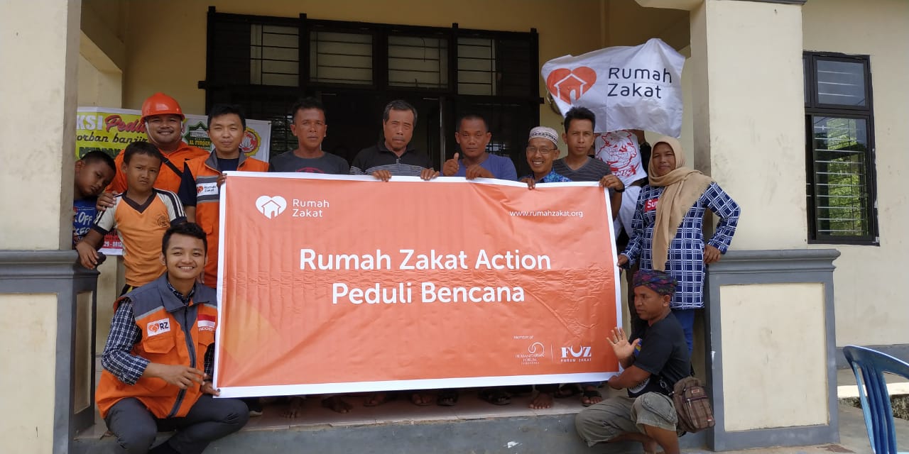 Relawan Nusantara Rumah Zakat Action Pekanbaru Bantu Korban Banjir Kuansing