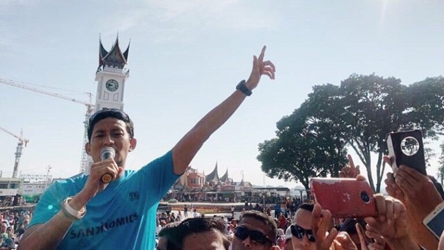 Sandiaga Uno Diserbu Emak-emak di Pelataran Jam Gadang