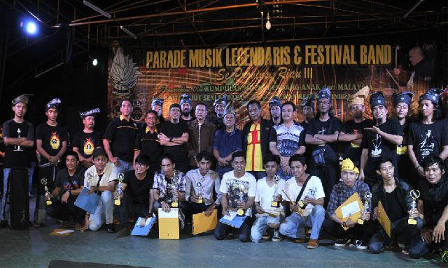 Lagi Tronton Tabrak Warga