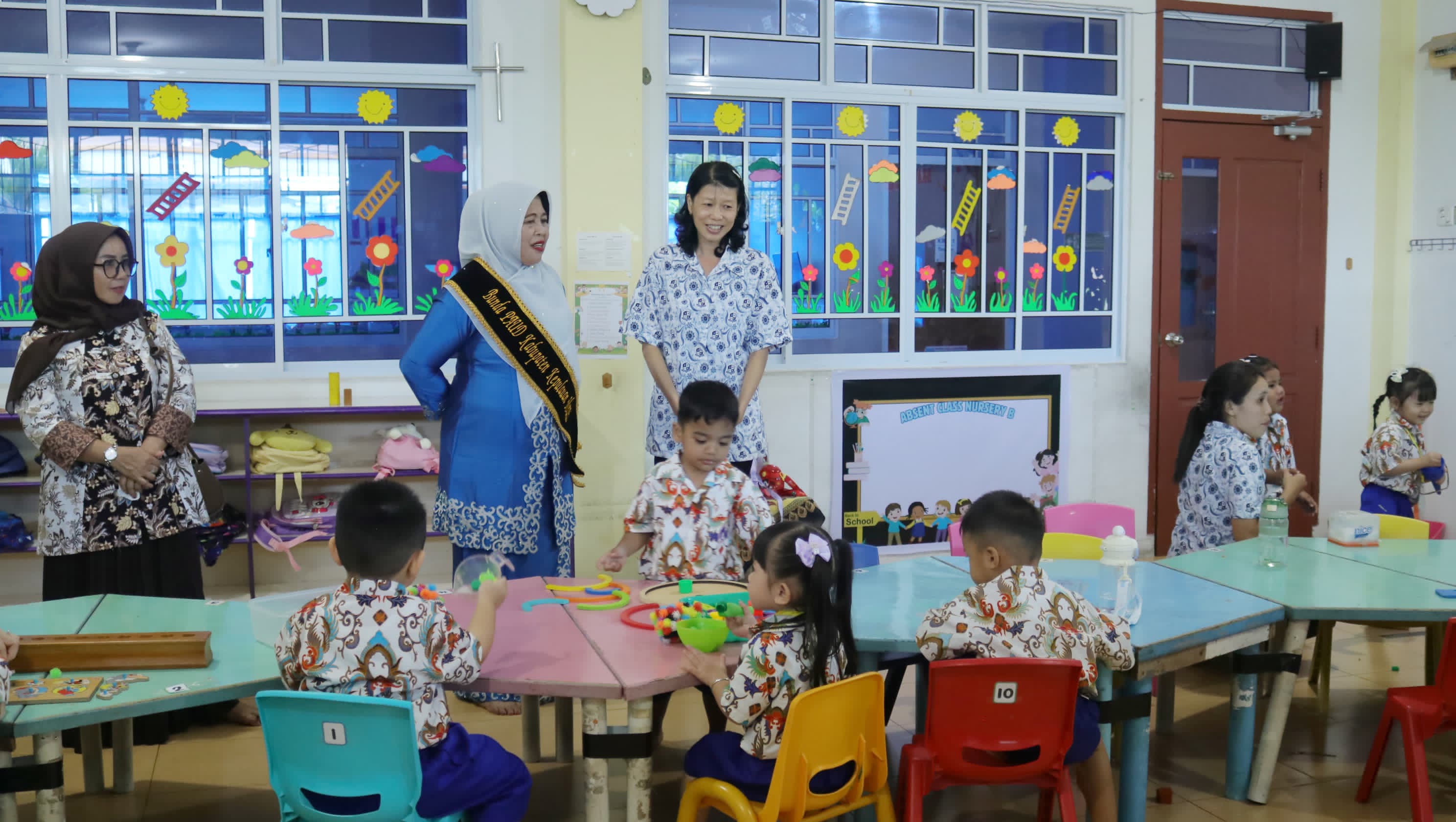 Bersama Bunda PAUD, Bupati Asmar Tinjau Sejumlah Sekolah di Kota Selatpanjang