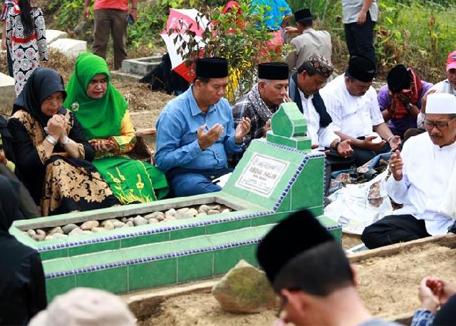 Tradisi Ziarah ke Makam Keluarga