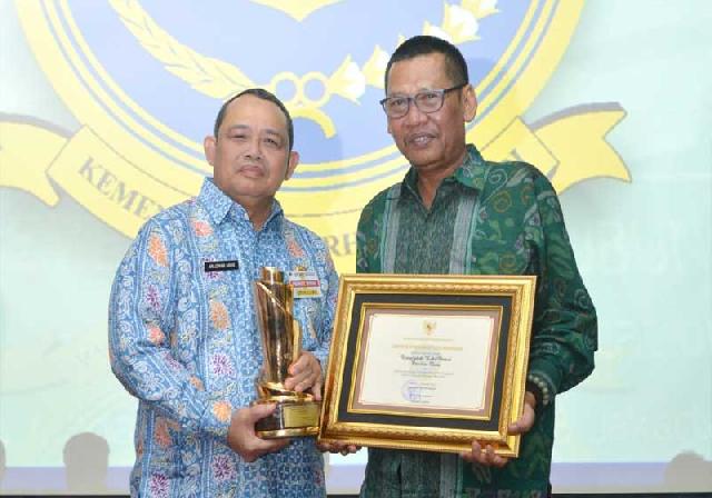 Arlizman Terima Piala WTN dari Jokowi