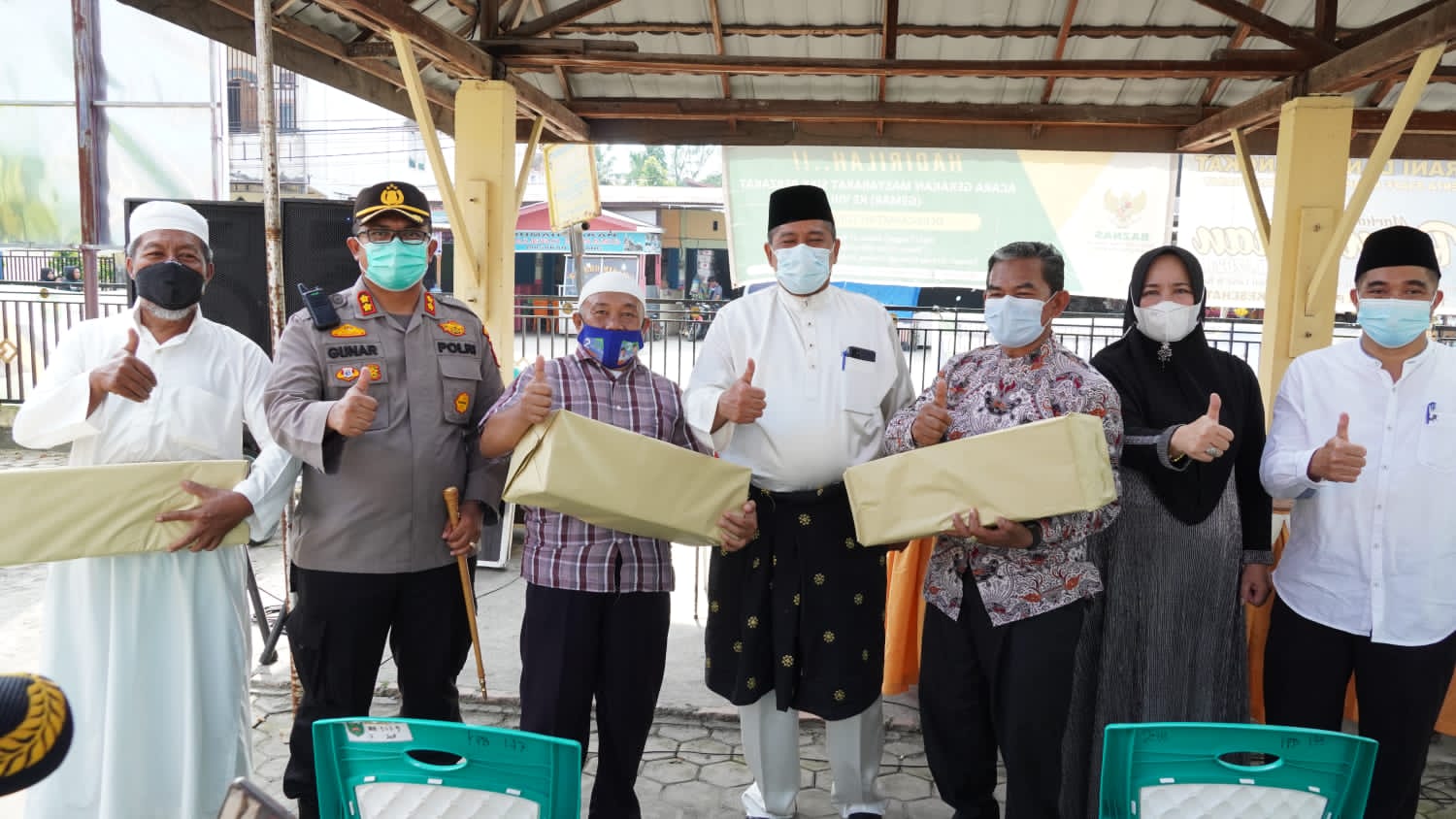 Bupati Alfedri Berikan Masker ke Seluruh Rumah Ibadah di Kampung Perawang Barat