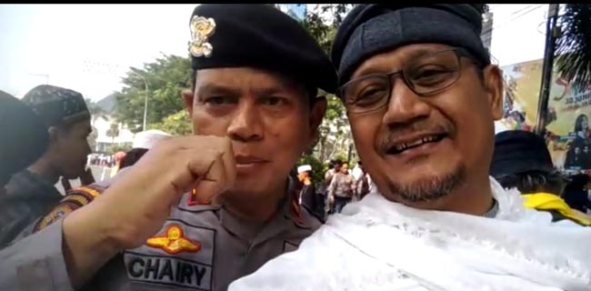 Massa Aksi Kawal MK Harmonis dengan Polisi