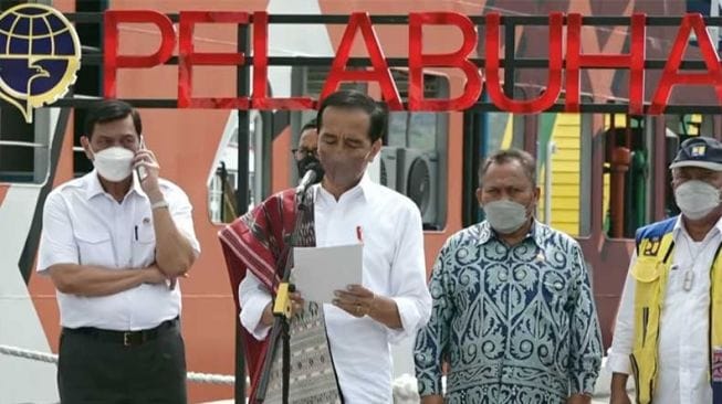 Luhut Asyik Telponan saat Jokowi Pidato, Warganet: Era Soeharto Pasti Kena Tegur