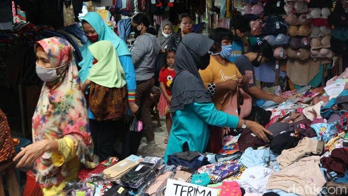 Satpol PP DKI Jakarta Halau Pedagang yang Buka Lapak di Pasar