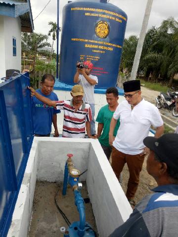 Sumur Bor Artesis Selesai, Warga Sungai Rawa Terharu