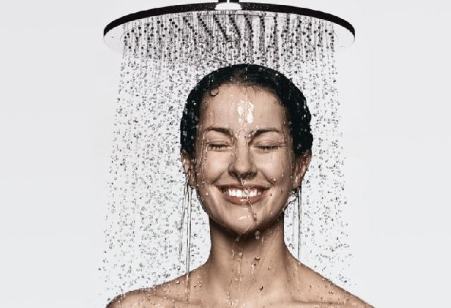 Manakah yang Lebih Sehat, Mandi Air Dingin atau Air Hangat?