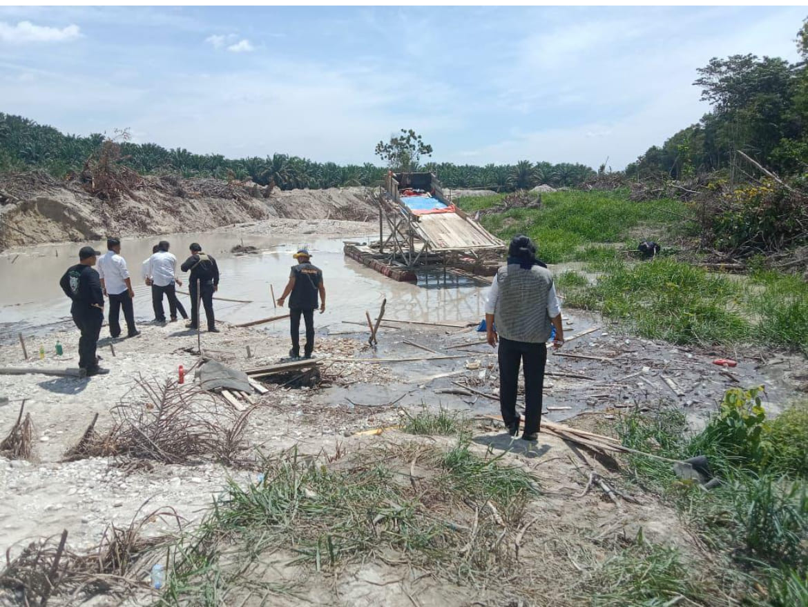 Polisi Bakar Dua Rakit PETI di Perkebunan Karet Pemkab Kuansing