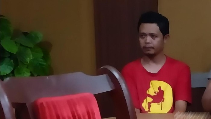 Tampang Pria Injak Kitab Majmu Syarif yang Disangka Alquran