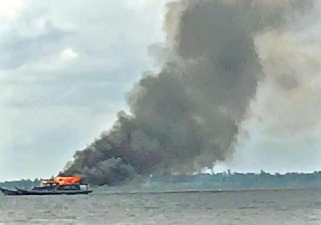 Curi Ikan di Bengkalis, Kapal Malaysia Dibakar
