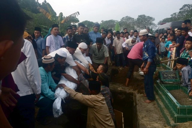 Polisi Tembak Istri dan Bunuh Diri, Tangis Tiga Anak Pecah Saat Kedua Jenazah Dikubur