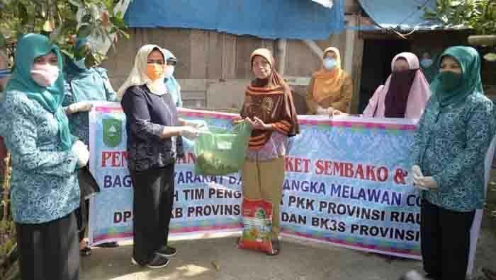 TP PKK Riau Bagikan Sembako dan Masker untuk Masyarakat Hadapi Covid-19