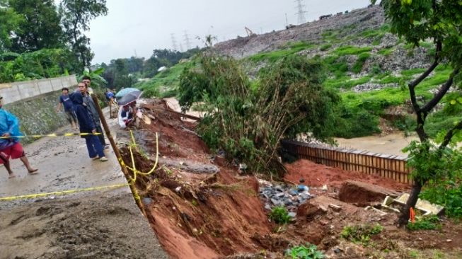 33 Kuburan Warga Pasir Putih Hilang Tertimbun Longsor