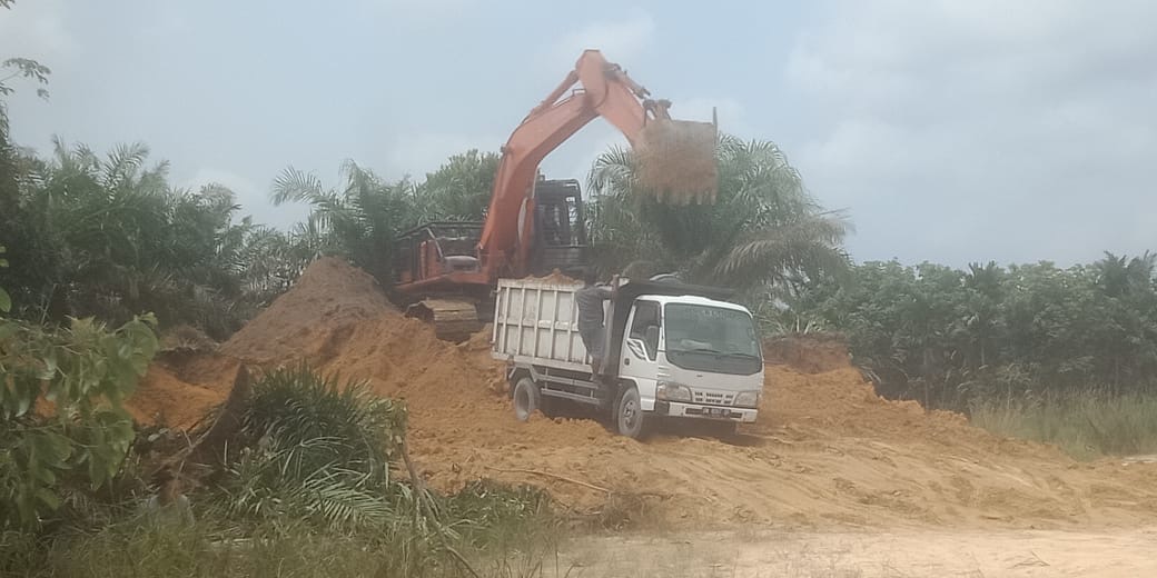 Aktivitas Penambangan Tanah Timbun di Kampung Tumang Diduga Ilegal