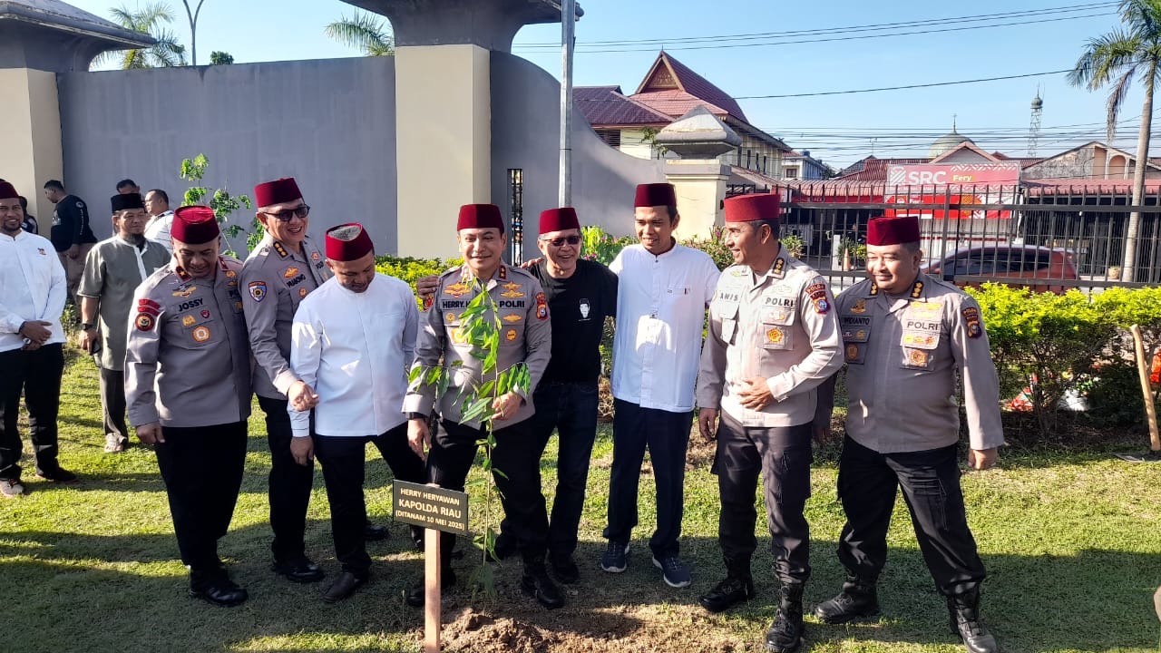 Rokcy Gerung dan UAS Serukan Kepedulian Lingkungan